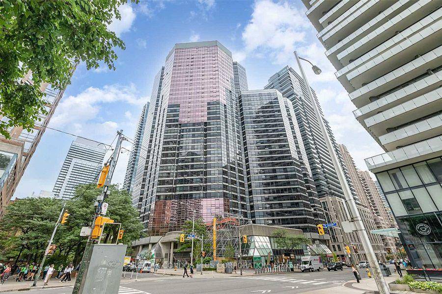 Spacious 2 1 Bedroom Unit with 2 full Washrooms, Unobstructed View Of The City.