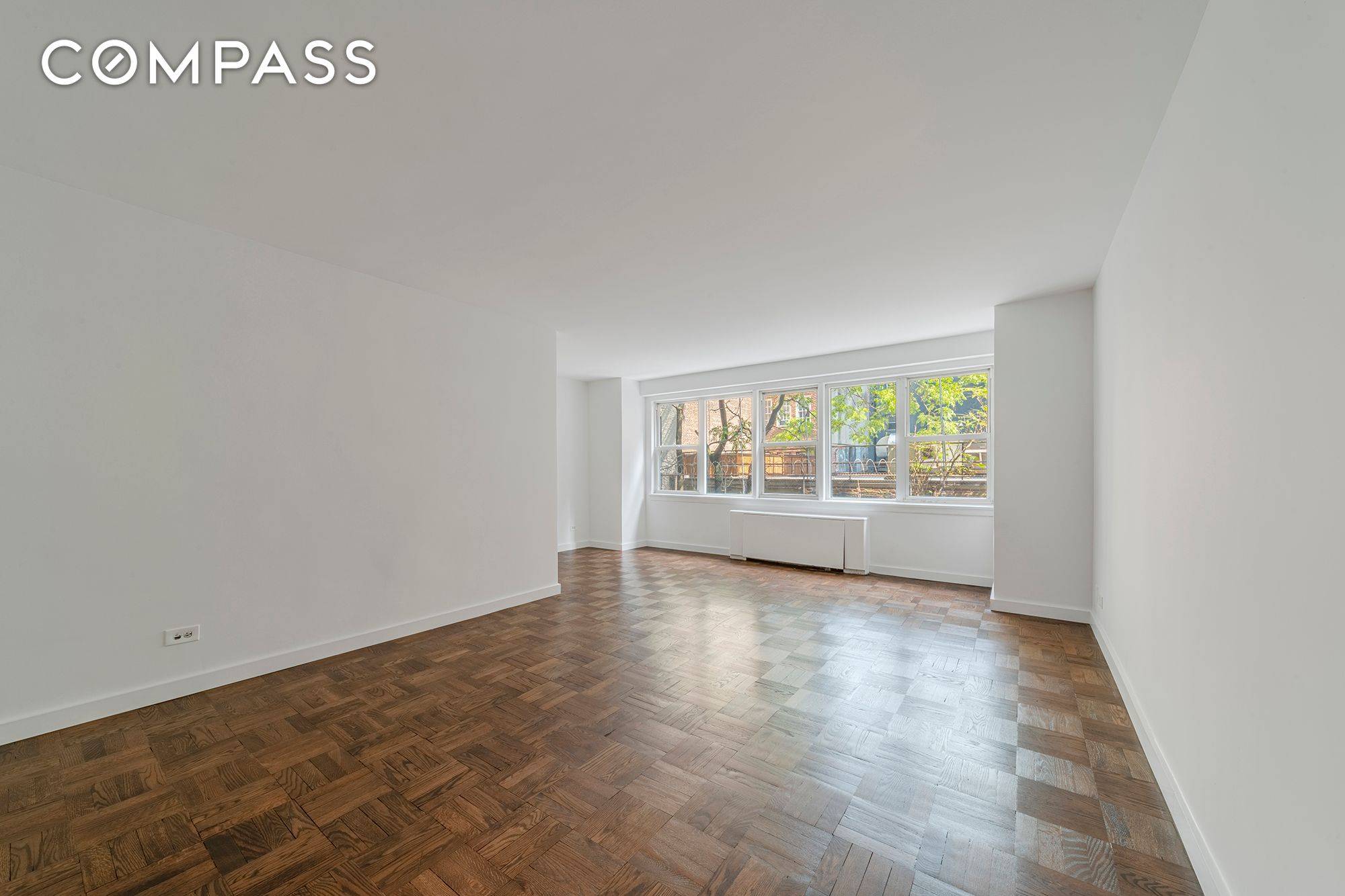This estate sale features an alcove studio with breathtaking views and a spacious living area !