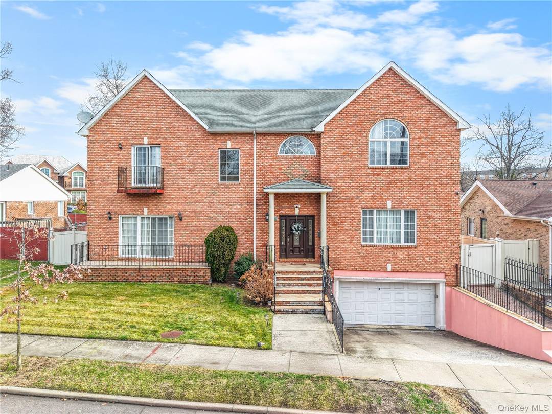 Located in Top School District 26, this all brick single family luxury home is move in ready, featuring tasteful finishes and abundant natural light.