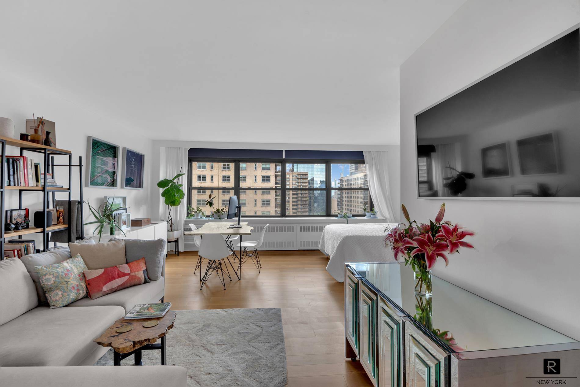 This high floor, sun drenched alcove studio offers expansive eastern city views, filling the space with abundant natural light throughout the day.