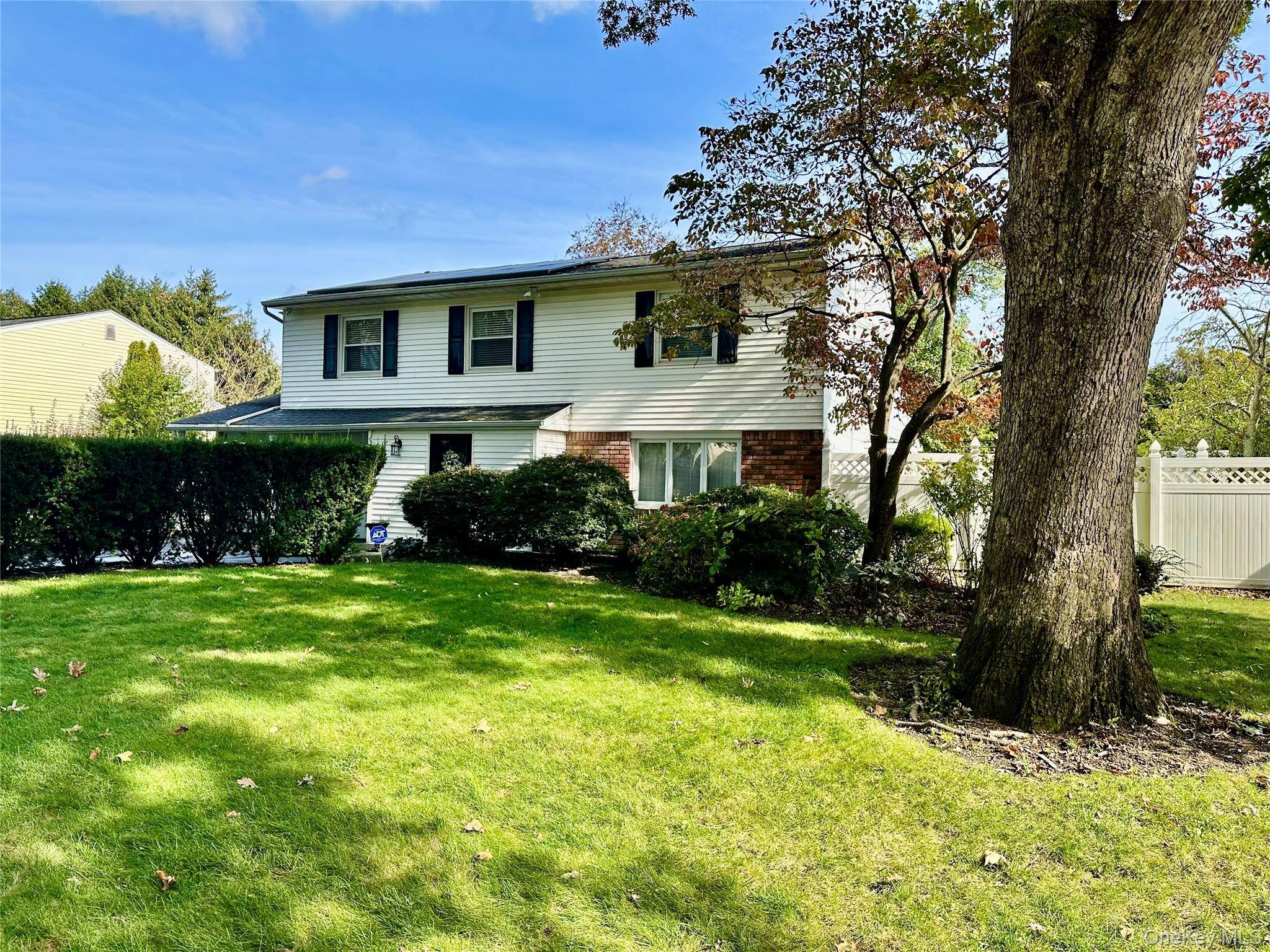 Versatility Meets Comfort In The Heart Of Nesconset !