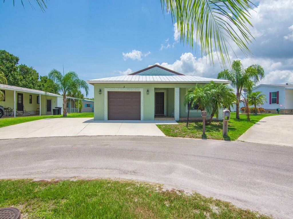 Spanish Lakes Country Club Active 55 Community w guaranteed lifetime lot rent on all new CBS homes, No HOA Fees.