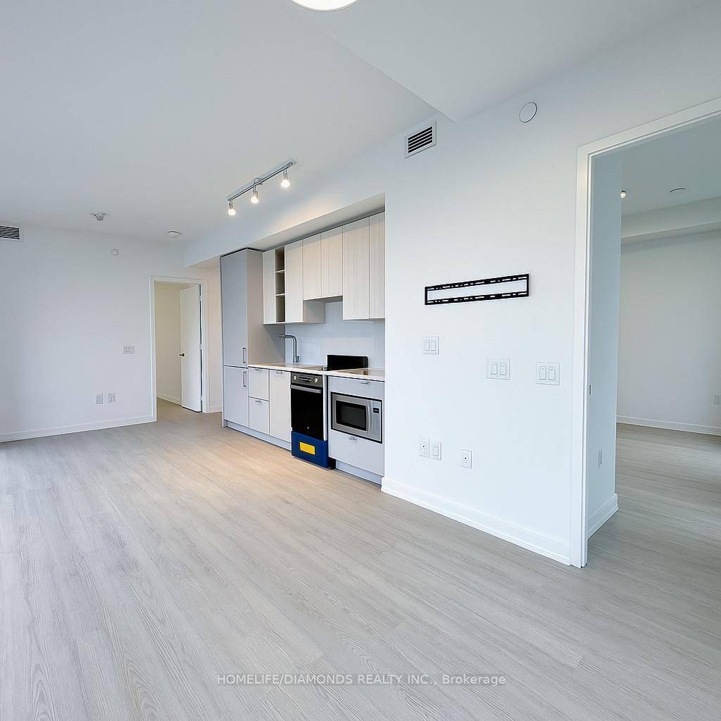 Welcome to luxury living in the heart of Mississauga !
