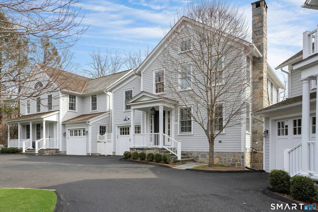 This is a stunning 3 bedroom stand alone home designed by Judith Larson, and built by The Gardiner Group.