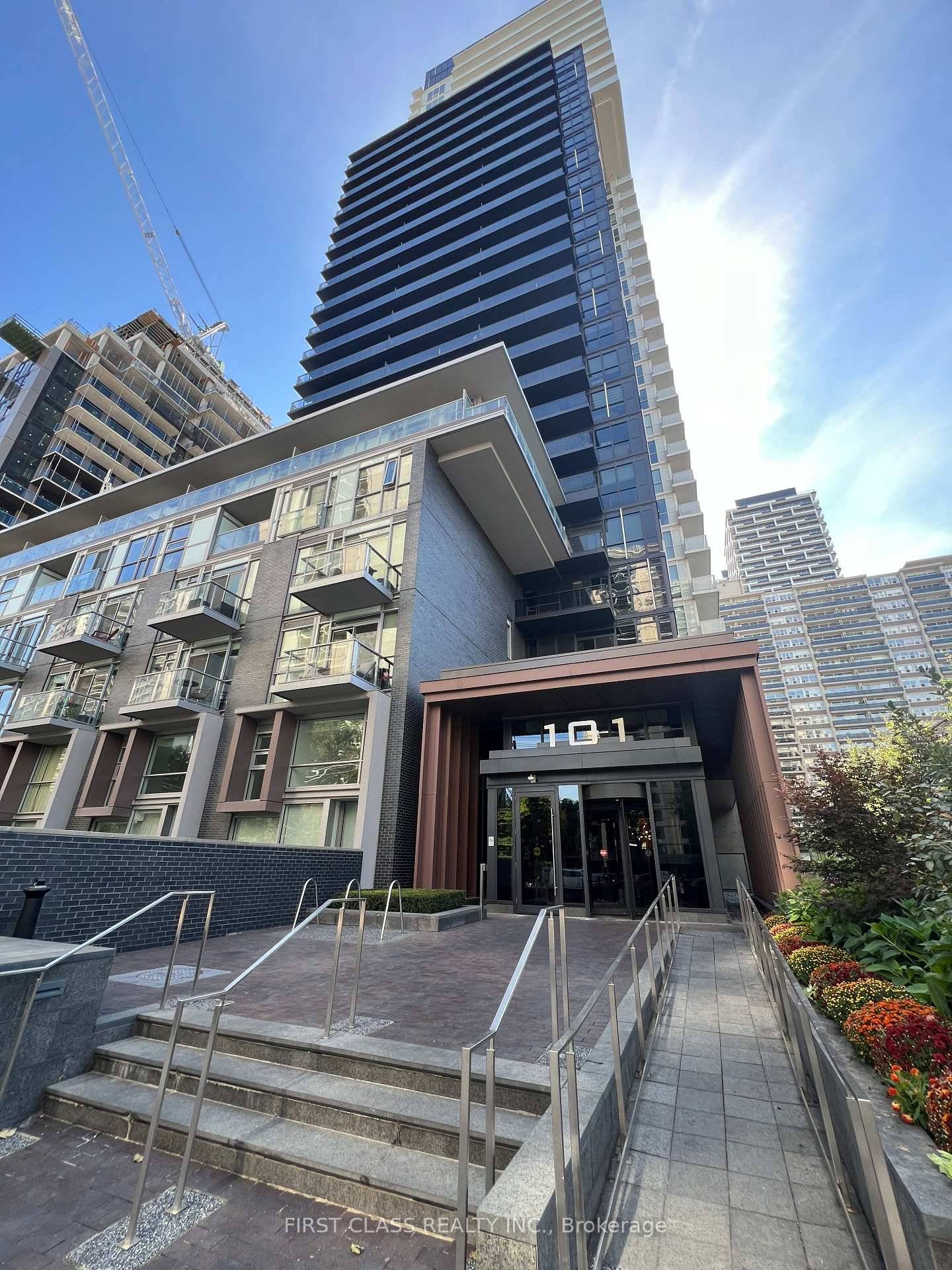 Modern Studio Unit At 101 Erskine Ave 806, Located In The Vibrant Midtown Toronto Area.