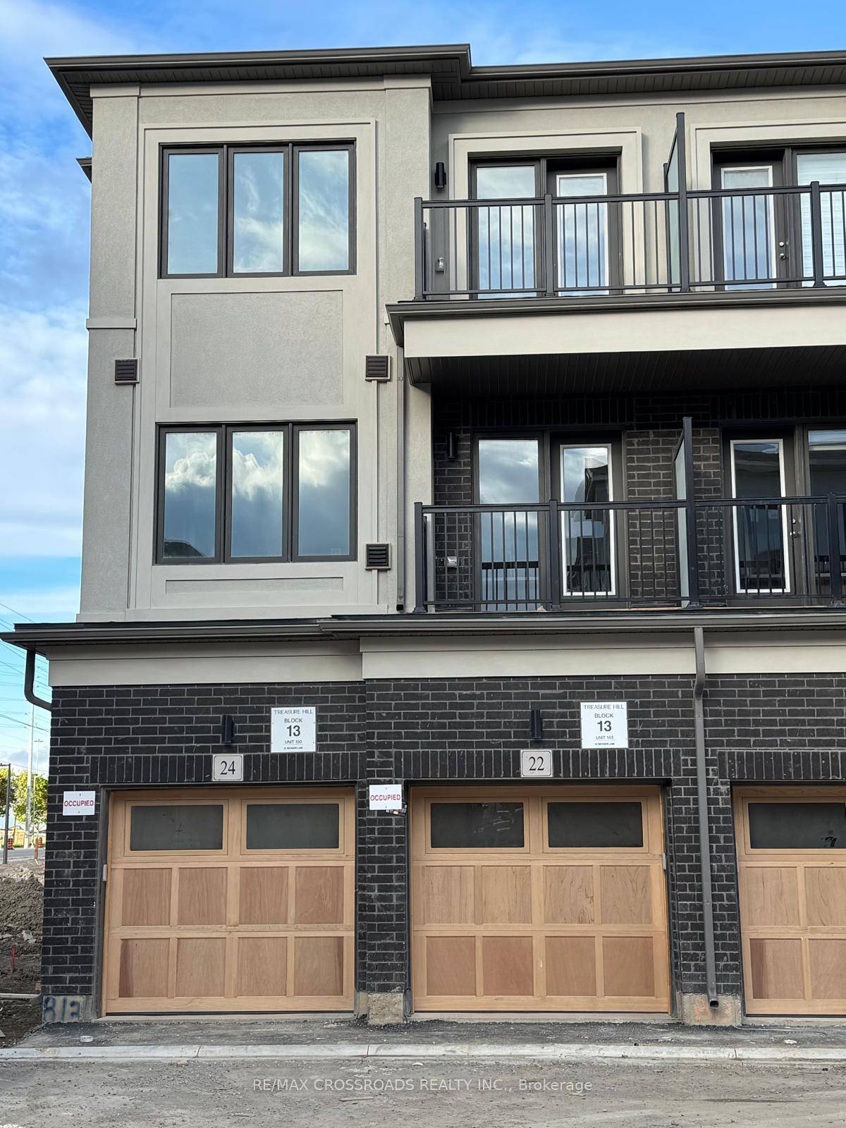 BUY OPTION AVAILABLE. DM AGENT FOR MORE INFORMATION ____ Be the first to live in this stunning brand new luxury townhome built by the reputable Treasure Hill Homes !
