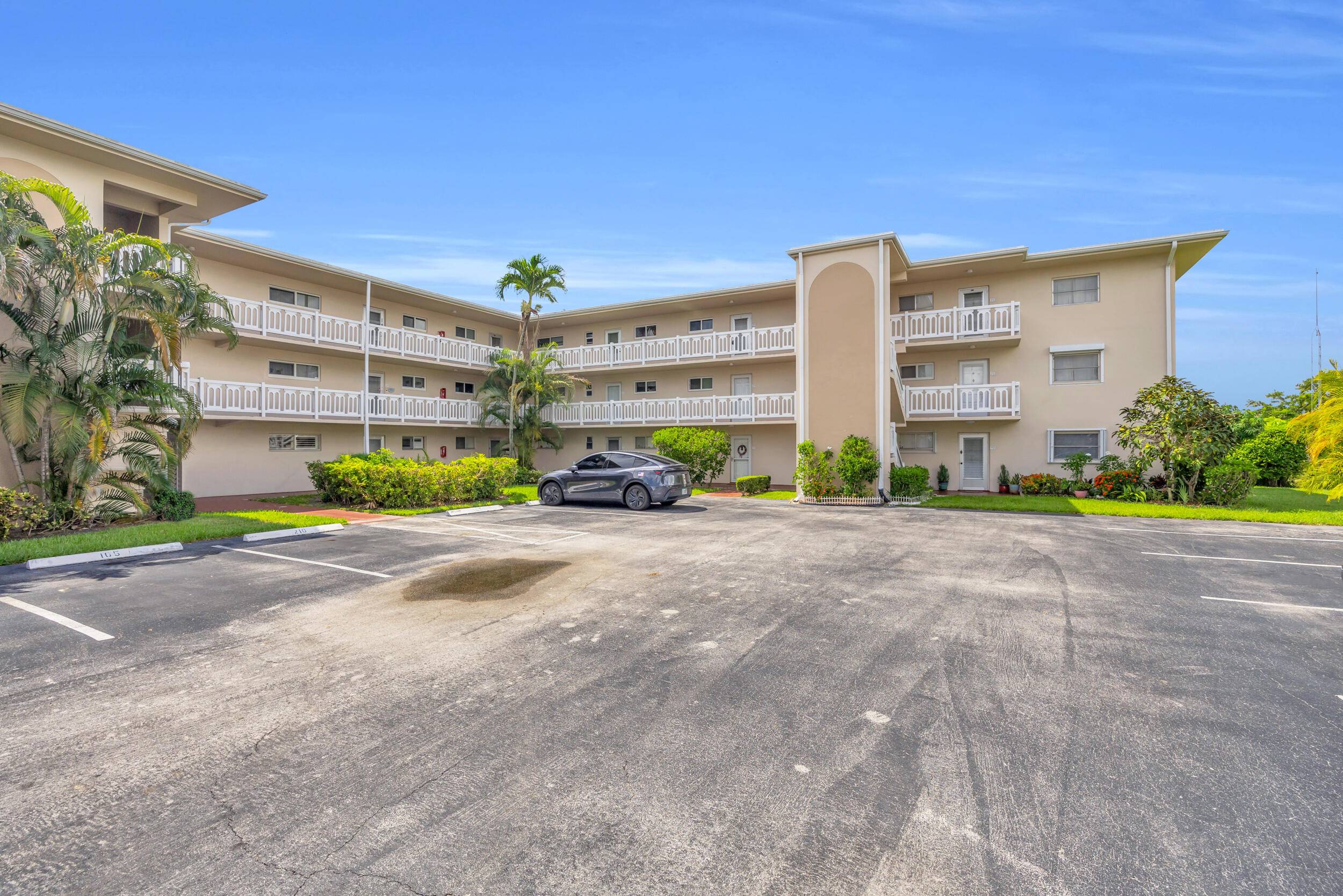 Step into this amazing, 1st floor unit in the vibrant, 55 community of Lake Clarke Gardens.