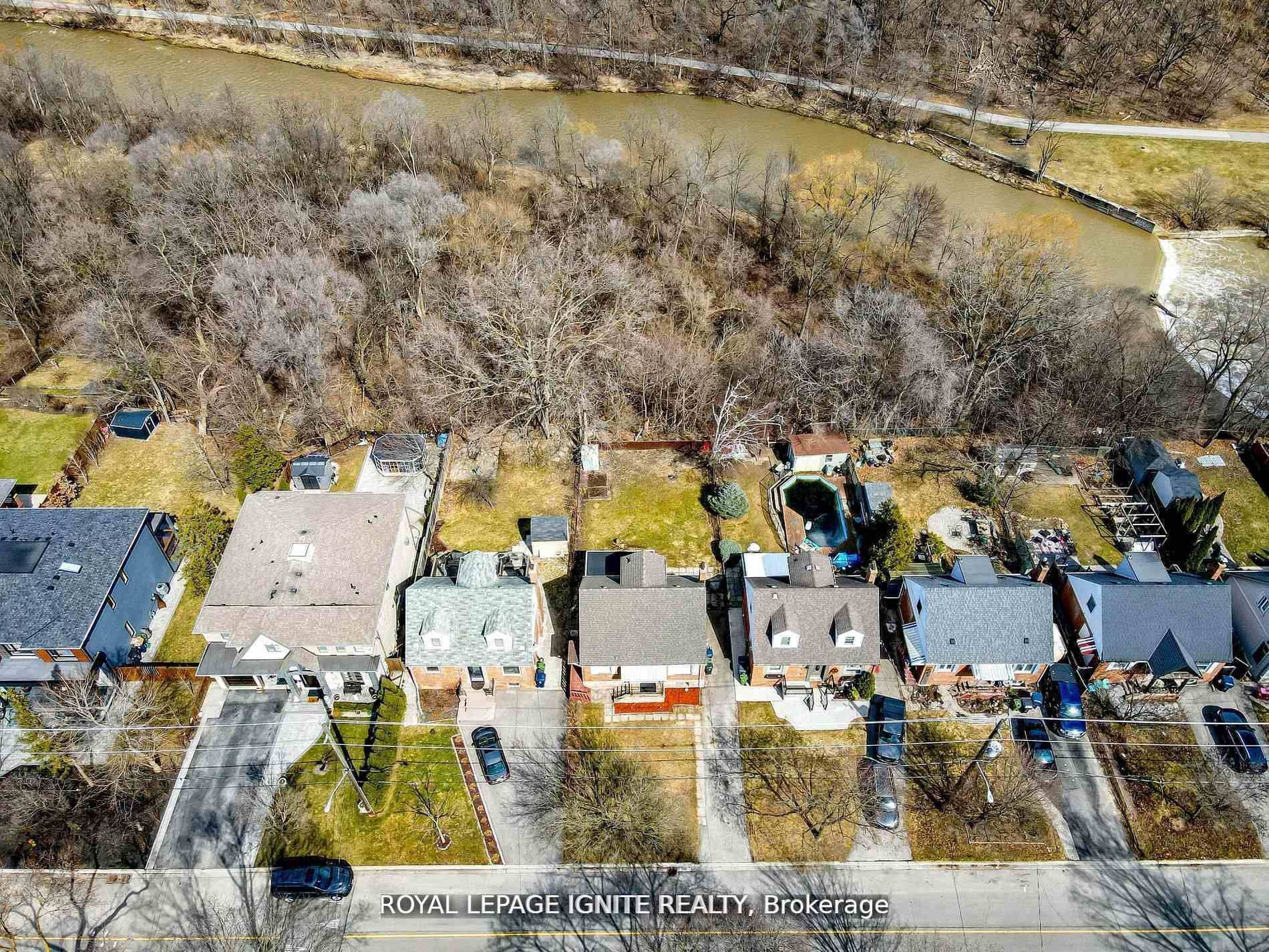 This rare ravine side retreat in Etobicoke offers a perfect blend of comfort, space, and natural beauty.