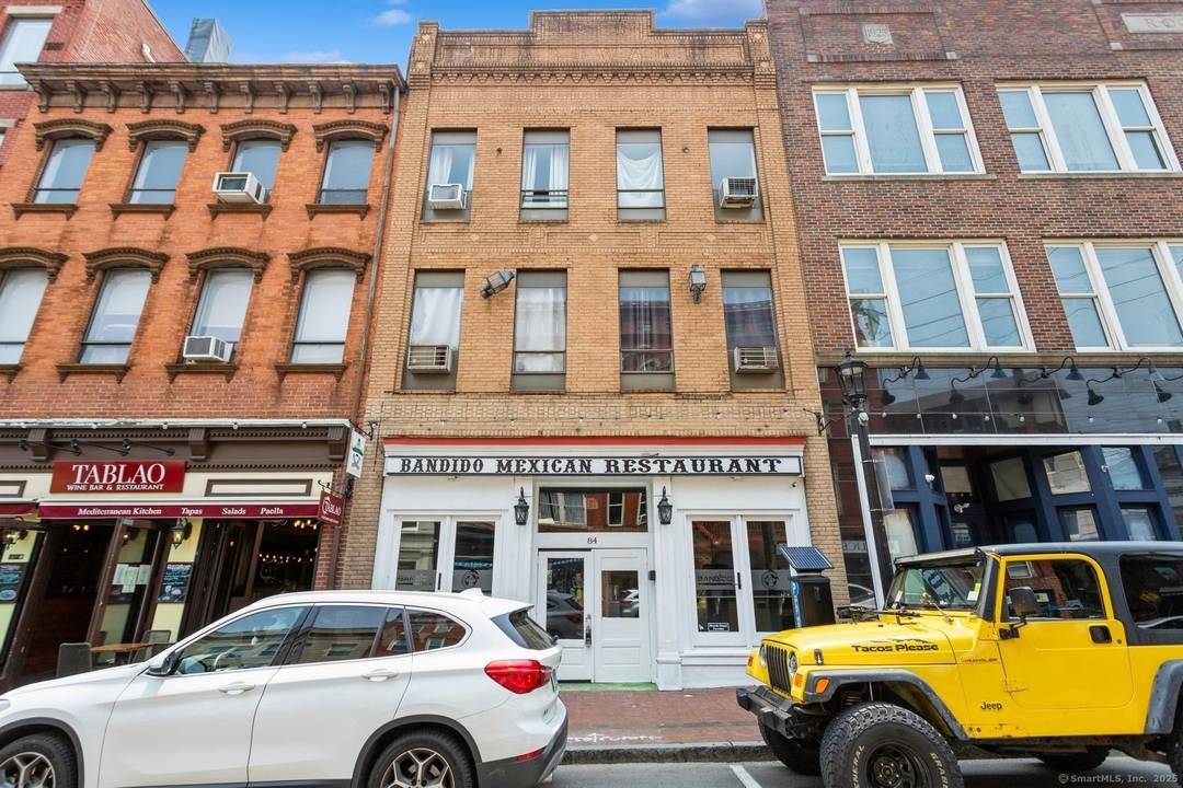 Prime Commercial Investment Opportunity in Norwalk, Connecticut Turnkey Restaurant with High Foot Traffic area.