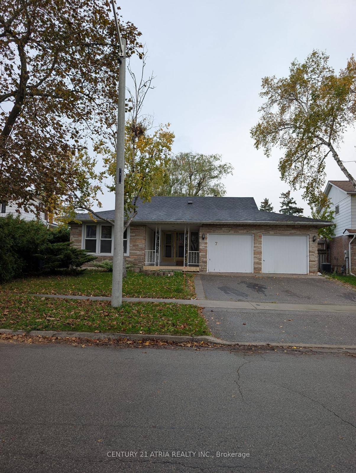 Beautifully renovated backsplit on a huge ravine lot !