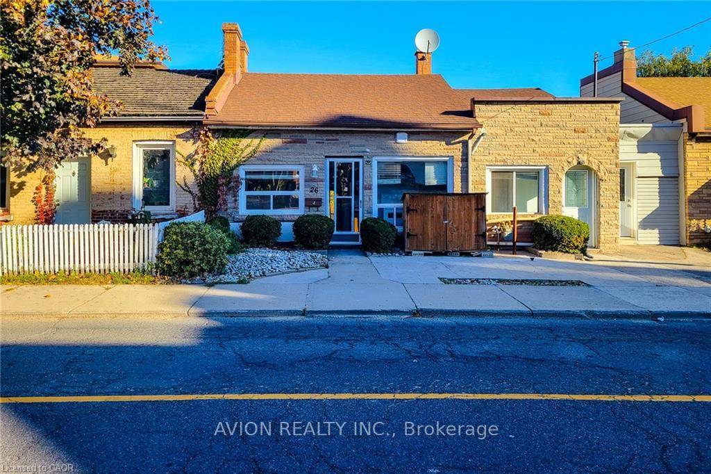 Discover a bright, stylish, and beautifully updated main floor unit perfectly suited for working professionals, small families, students, or newcomers to Canada.