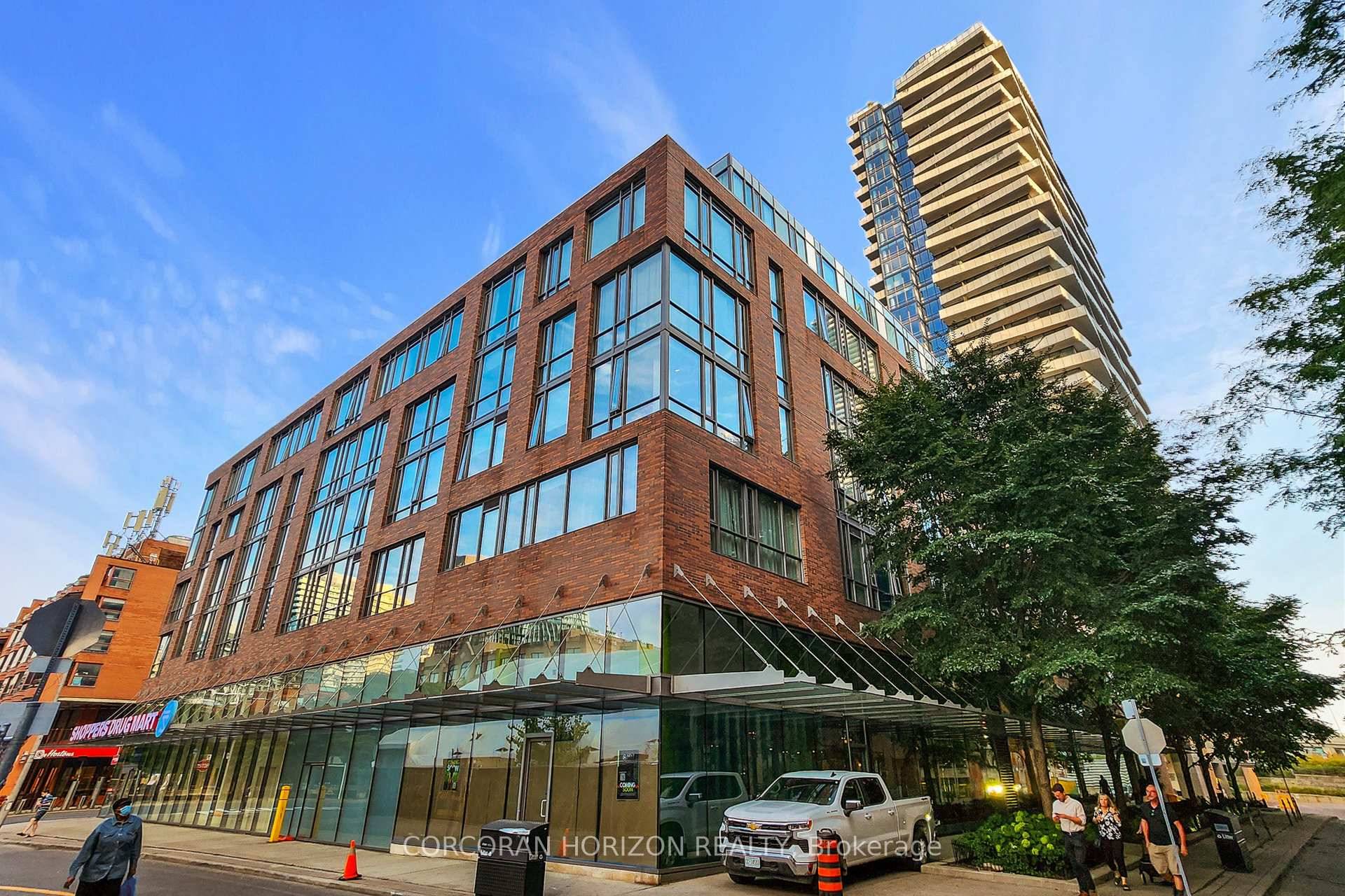 Don't miss this spectacular residence at one of Toronto's most desirable addresses, Market Wharf at 1 Market Street, in the heart of the historic amp ; vibrant St.