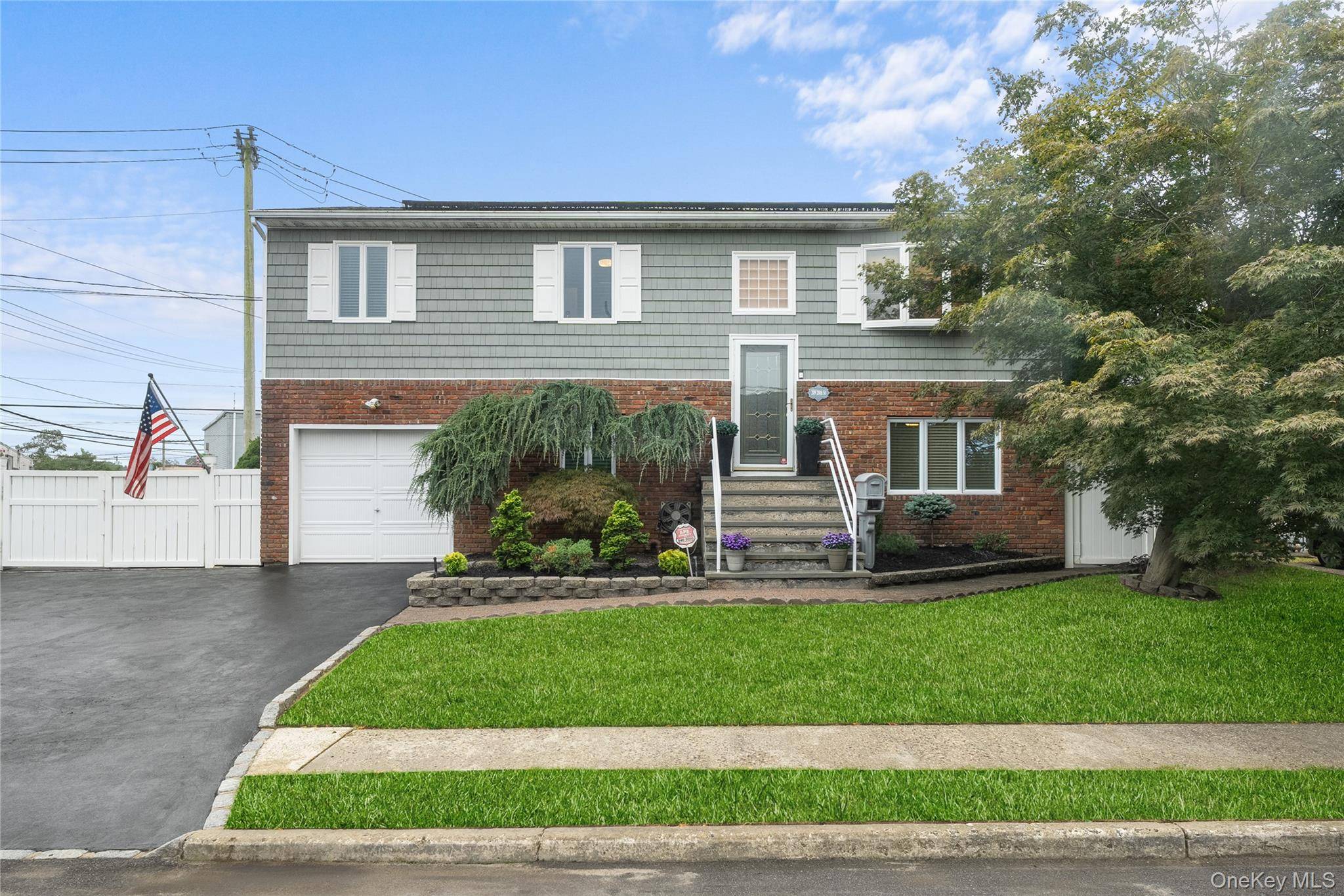 Lindenhurst Village Hi Ranch Fall in Love with Your Next Home !