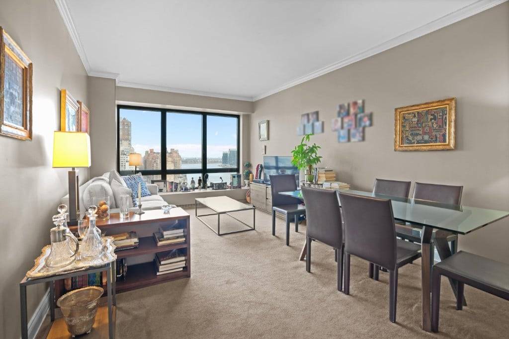 High floor 2 bedroom, 2 bath residence in a prime Upper East Side location.