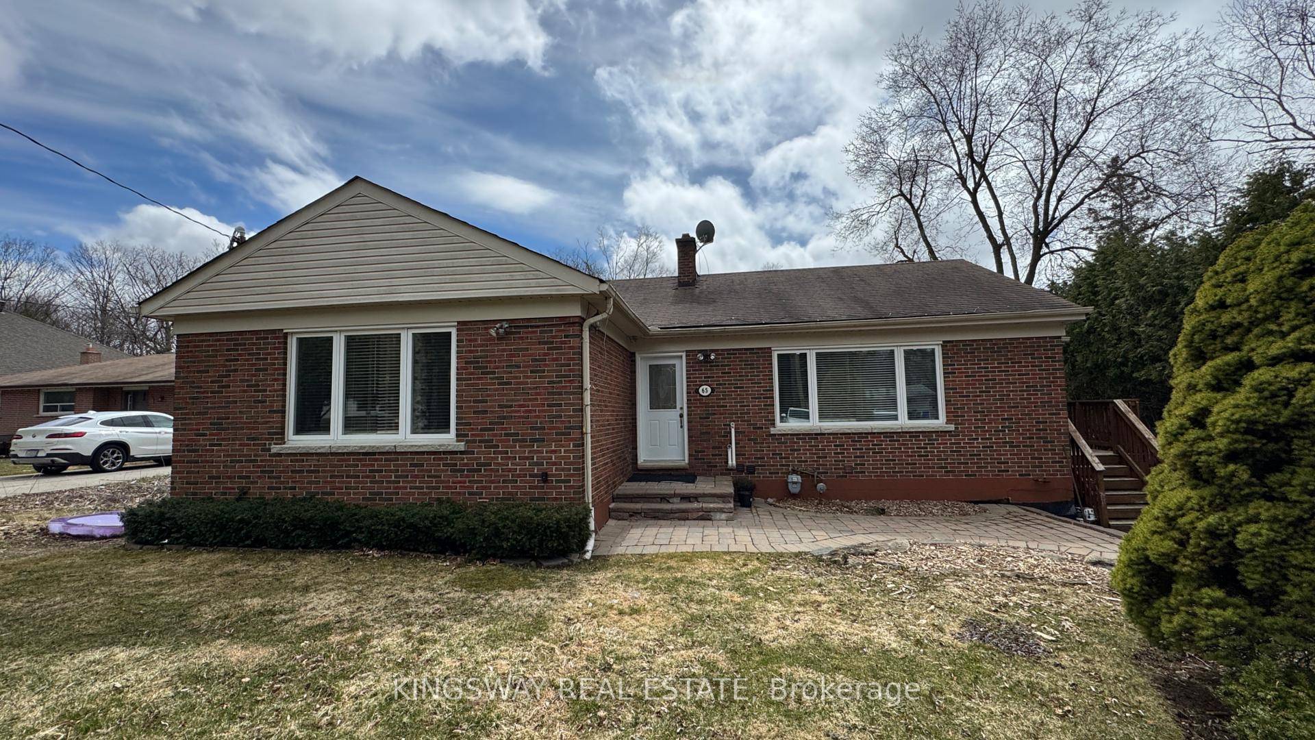 Great opportunity to rent an Open Concept 1 bed plus a Den Office basement apartment in the stunning community of Oak Ridges, Close To Lake Wilcox amp ; Yonge, Separate ...