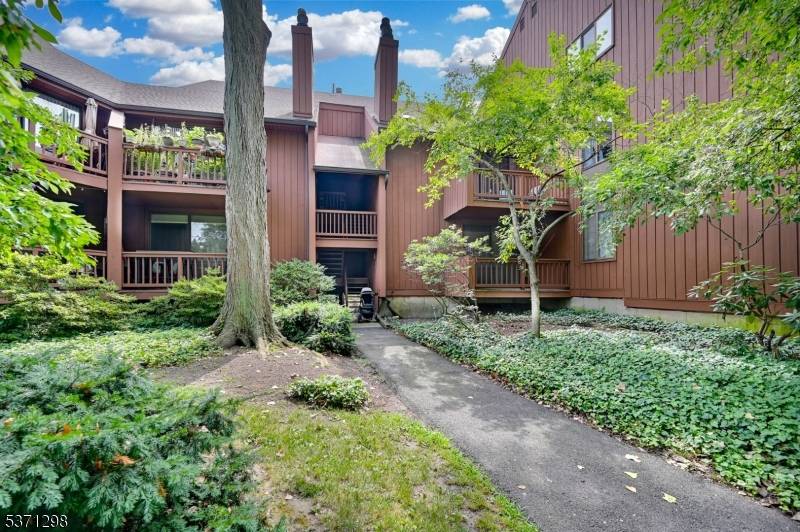 Don't miss this fantastic opportunity to own a beautifully maintained condo in the highly sought after Harmon Cove II community.