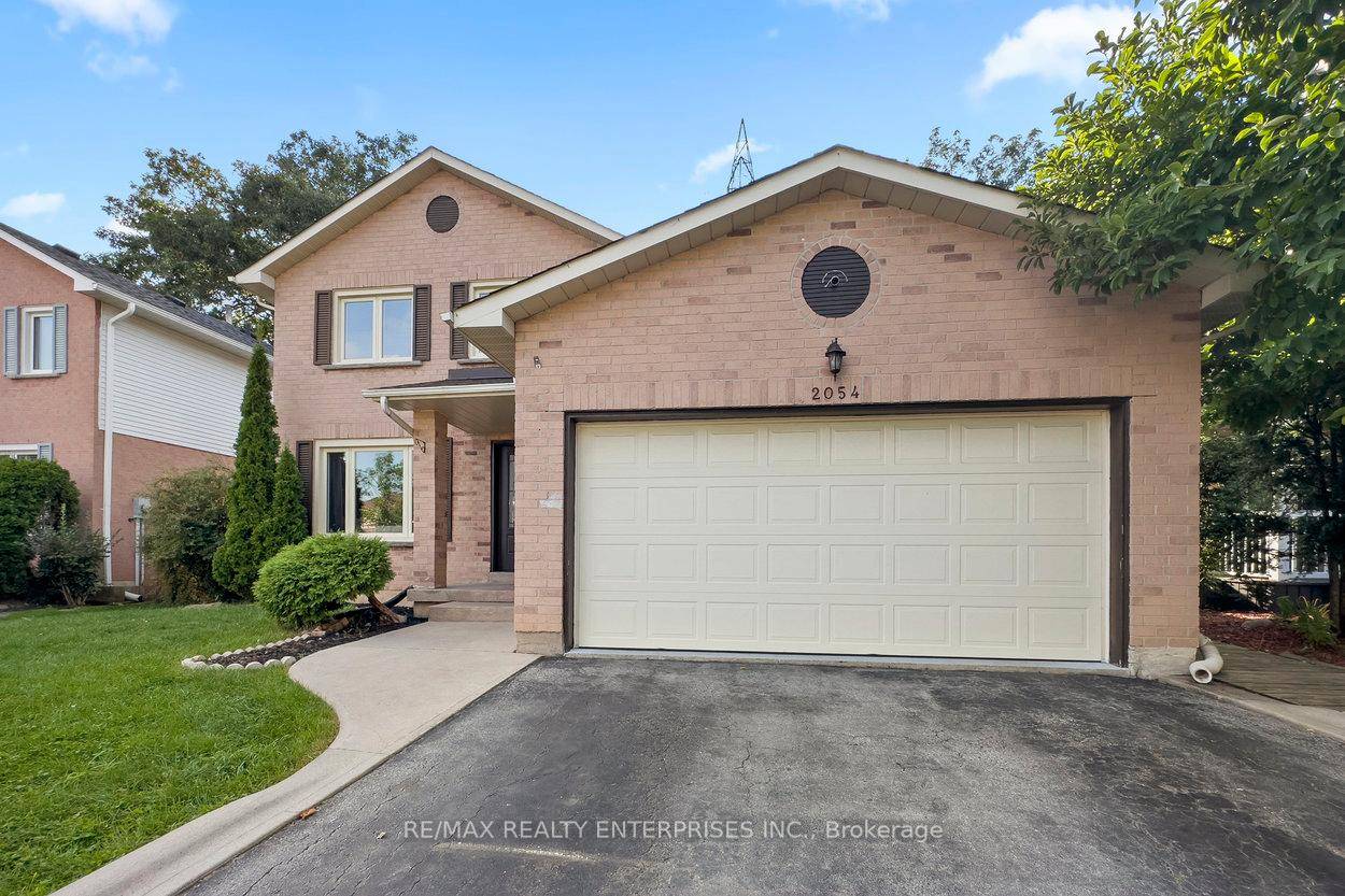 Stunning Premium Lot in Headon Forest Hardwood Floors, Wainscotting, Pot lights, Updated Ceramic Floors, Granite Counters, Black Stainless Steel Appliances, Pendant Lights, Valence Lighting, Gas Fireplace, 3 Pc Esuite, Walk ...
