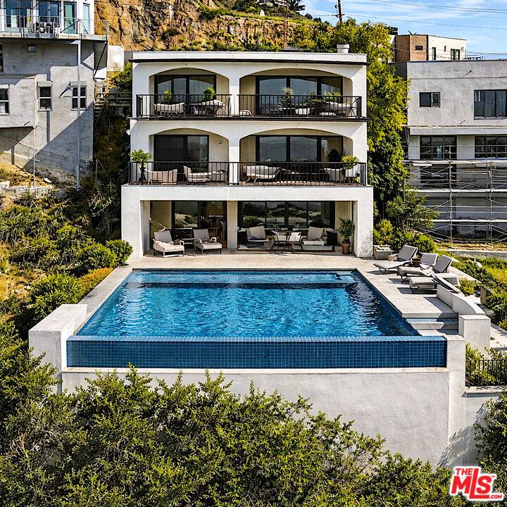 1879   N Sunset Plaza Dr 2BR Sunset Strip La