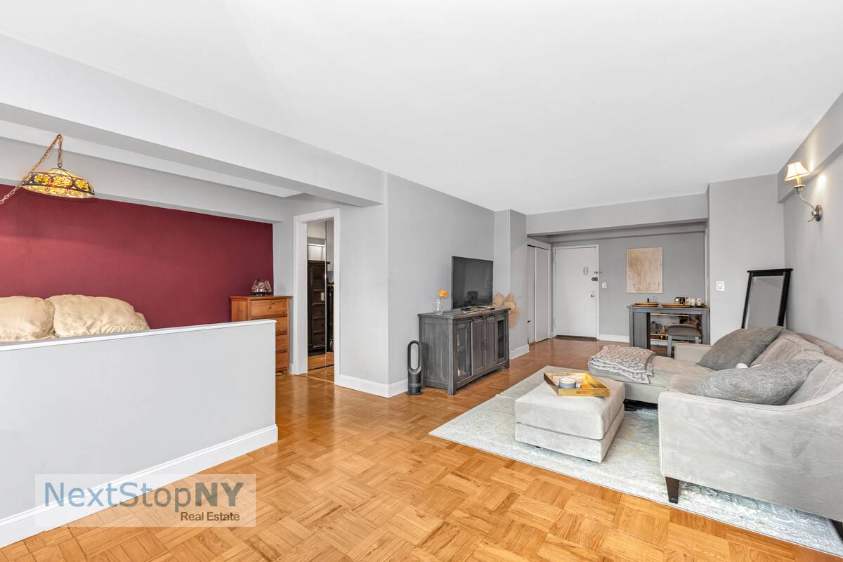 Move in ready alcove studio designed for comfort, this is your ideal city retreat !