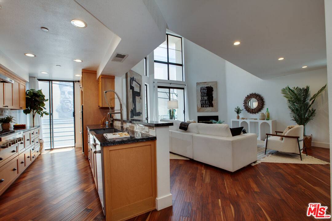 12000   Goshen Ave 3BR Brentwood La