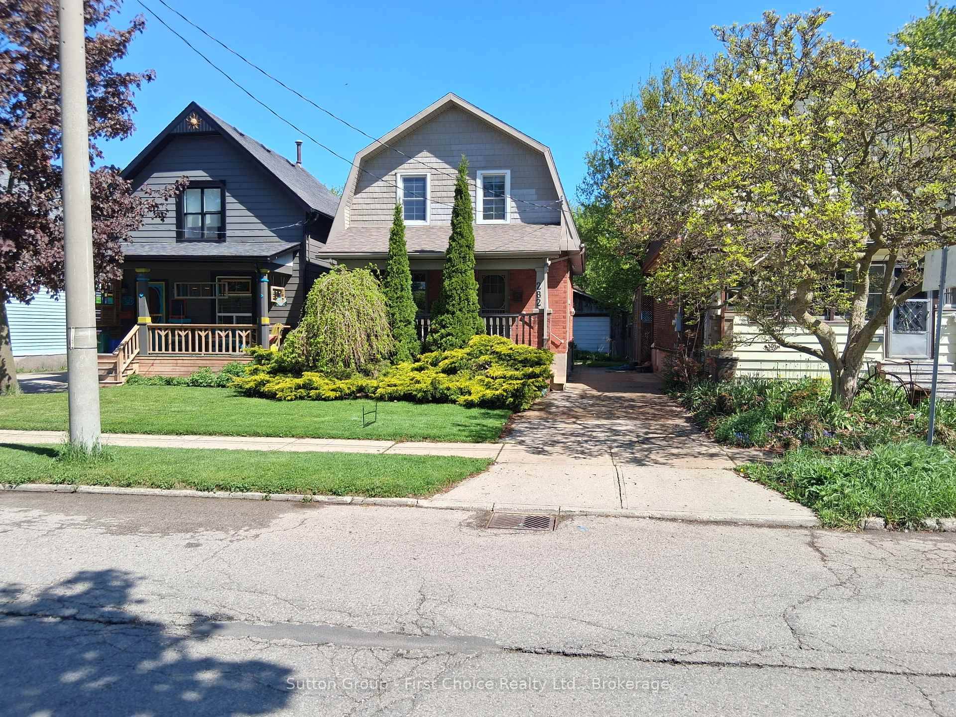 Welcome to this well maintained 3 bedroom, 2 story detached home located just minutes from downtown and within walking distance to local parks, award winning restaurants and our World renowned ...