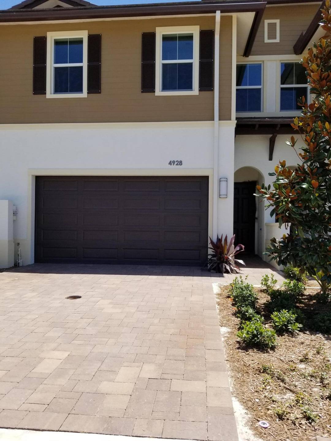 ANNUAL UNFURNISHED, THIS UNIT WILL BE AVAILABLE STARTING 7 1 26Lovely spacious Townhome like new in a very sought after neighborhood.