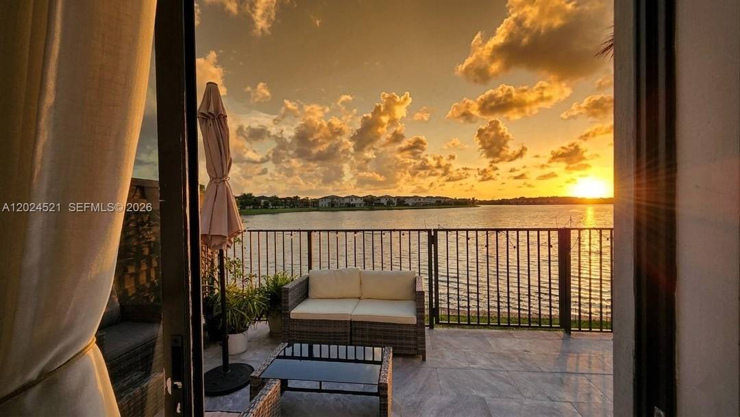 Beautiful lakefront 4 bedroom, 3.