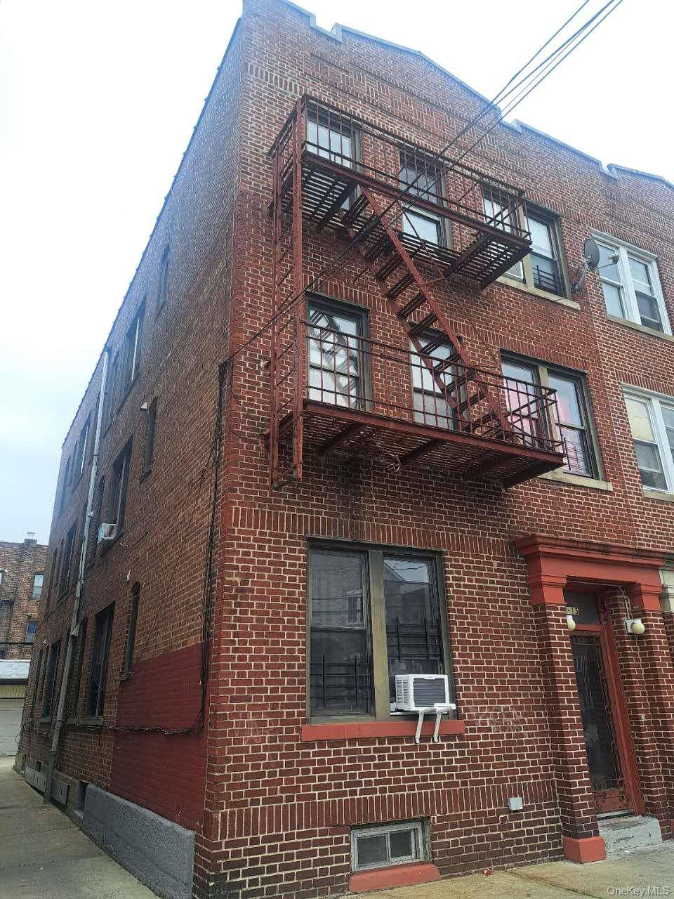 3 story multi family walk up apartment, 1x1 bedroom 1 bathroom 5x2 bedroom 1 bathroom annual gross income 128616, building size 20x60