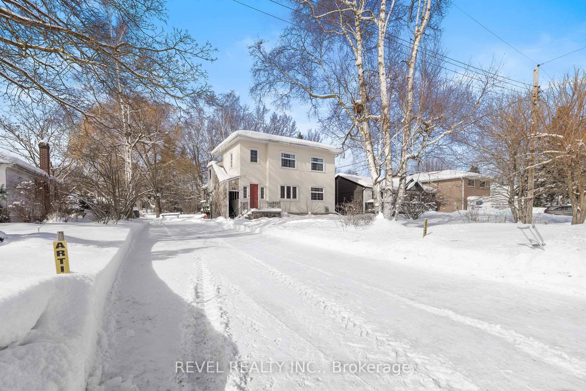 Welcome to this beautifully renovated 1 bedroom, 1 bathroom second floor apartment, offering over 600 sqft of modern living space in a prime Barrie location.