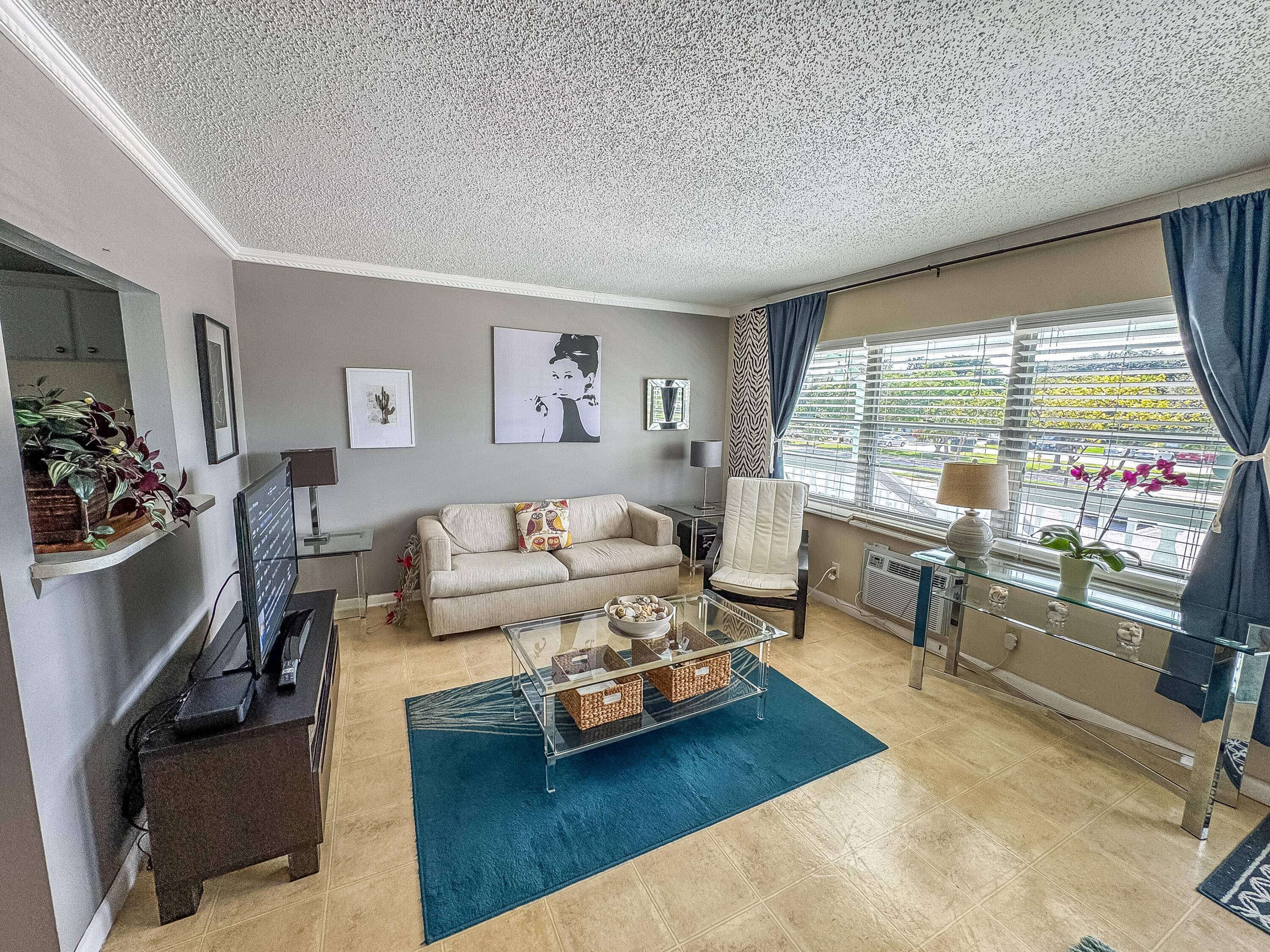 One of the few buildings that you can do rental Charming 1 Bedroom, 1.