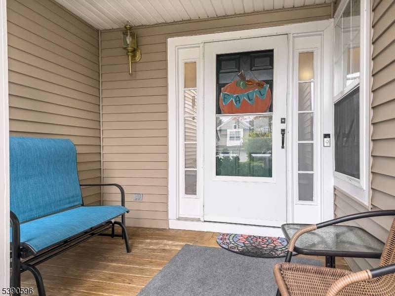Welcome to this stunning Aspen model nestled in the sought after Woodmont community.