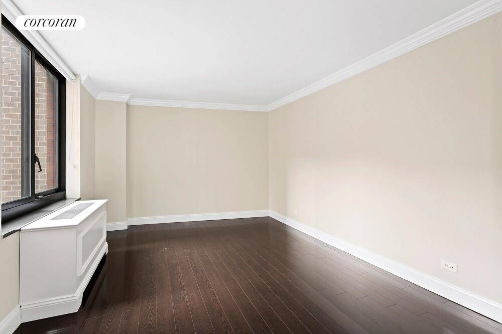Luxury Living in Battery Park City This renovated south facing 1BR 1BA residence features a generously proportioned living space.