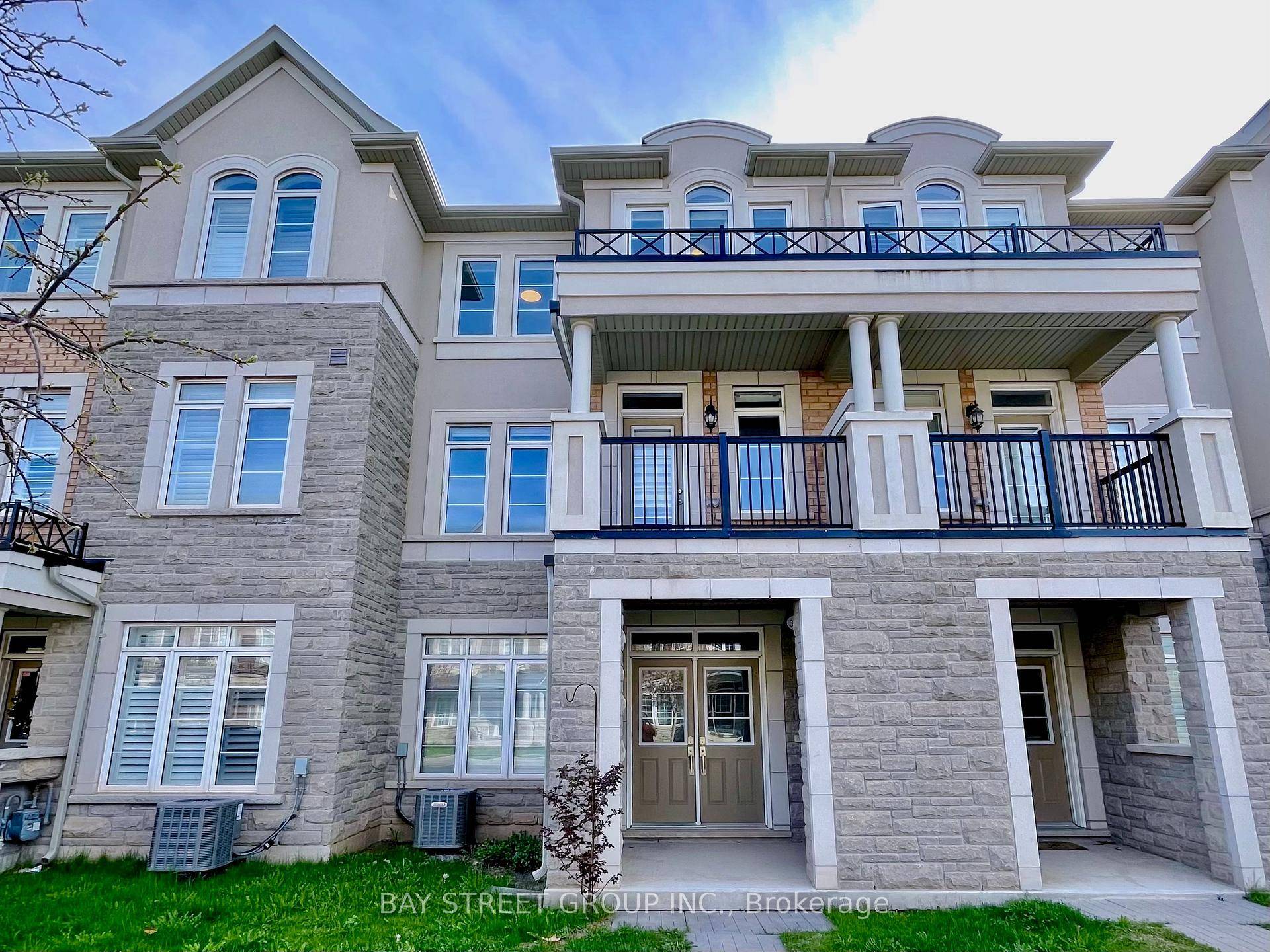 Experience luxury living in this upgraded 3 storey freehold townhouse in one of Oakvilles most sought after neighborhoods !