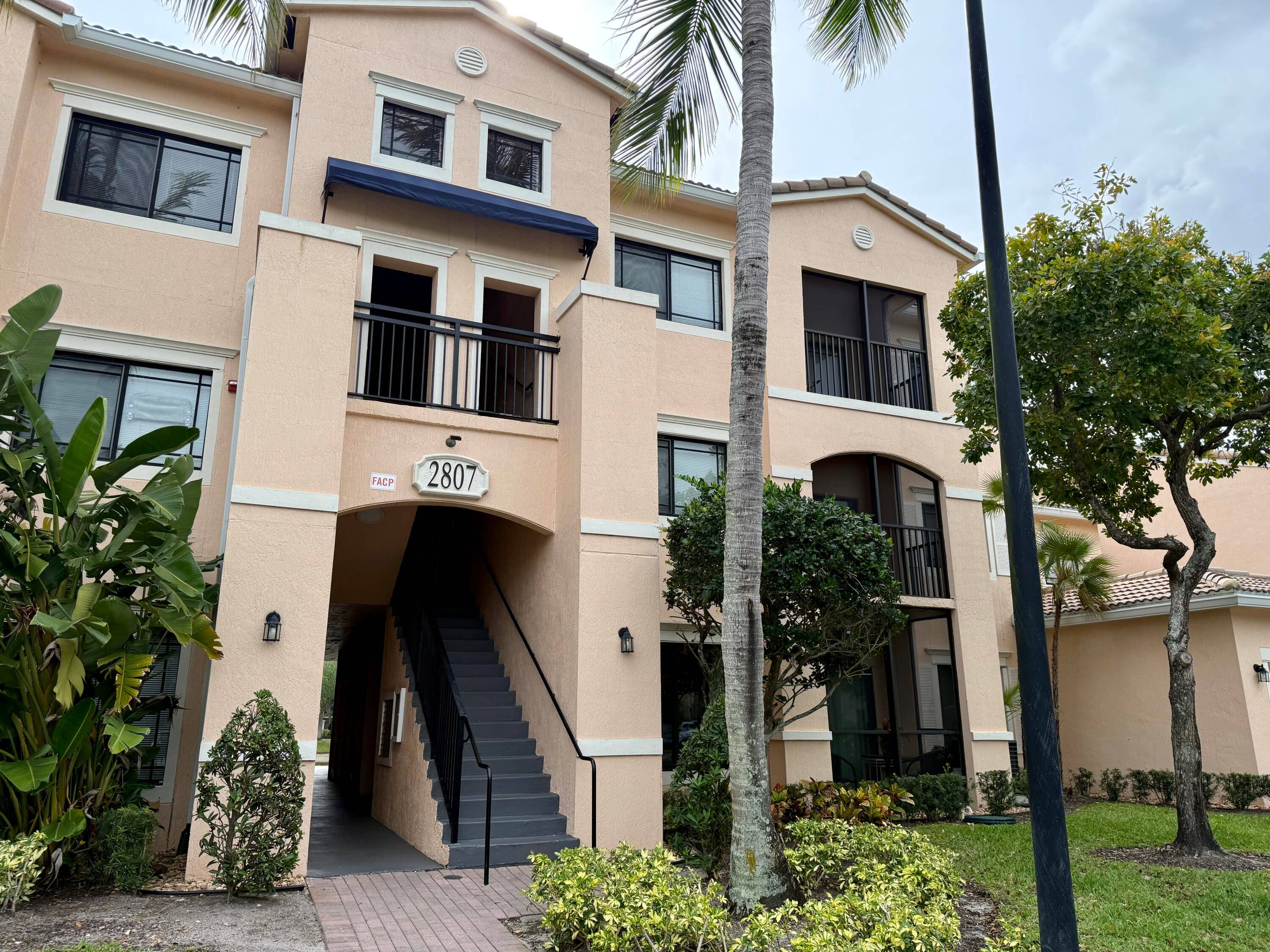 This cozy 1 bedroom 1 bathroom property features a spacious living area, a fully equipped kitchen with new appliances including recently new stainless steel stove, dishwasher and microwave and washer ...
