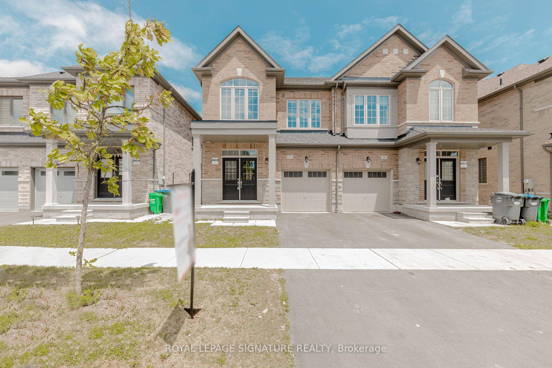 Come and Check Out This 5 Bedroom Den and 4 Bathrooms Newly Painted Home.