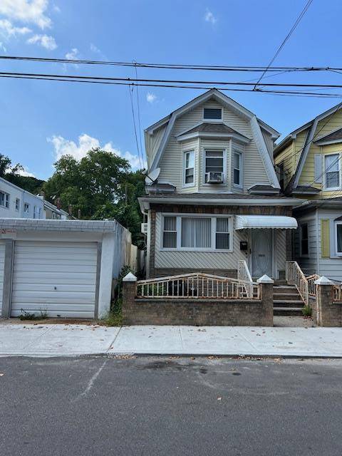 Very nice Colonial detached property, close to the park, and school.