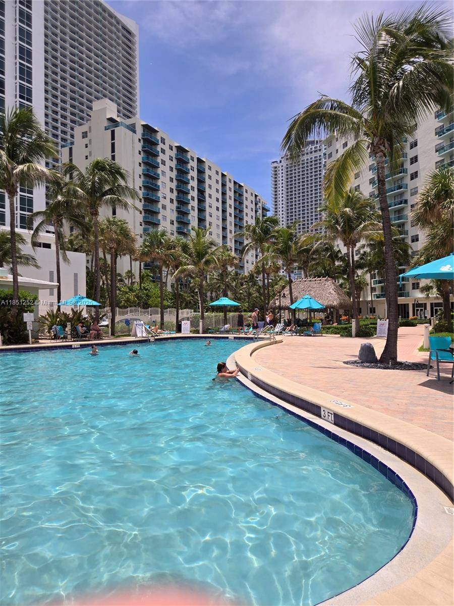 EXCELLENT UNIT AT THE TIDES ON HOLLYWOOD BEACH ; OCEANFRONT BUILDING, MANY AMENITIES LIKE POOL, EXERCISE ROOM, CAN RENT DAILY, SPECIAL FOR I N V E S T O R ...