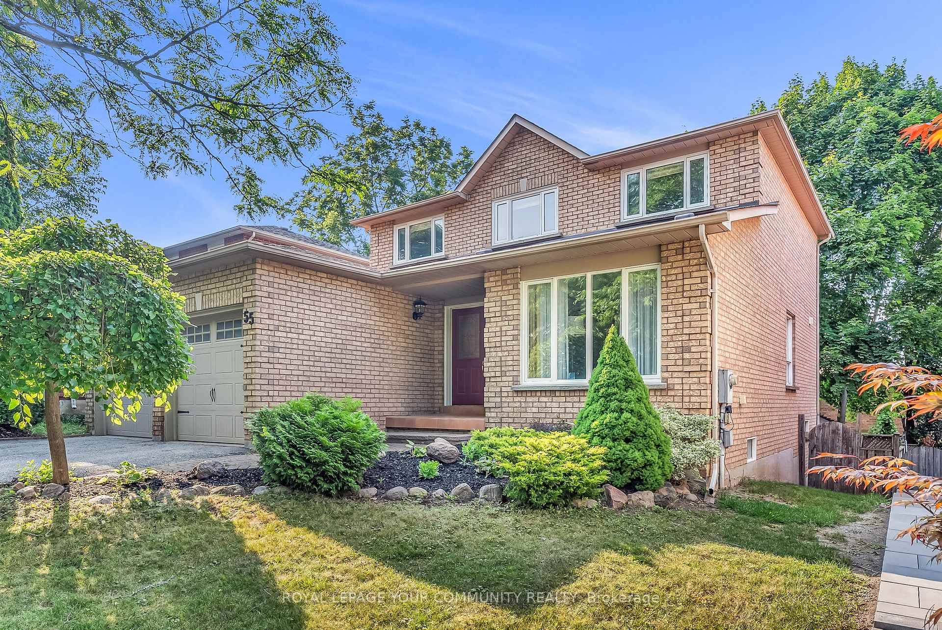 Welcome to 55 Lensmith in sought after Aurora Highlands in Central Aurora.