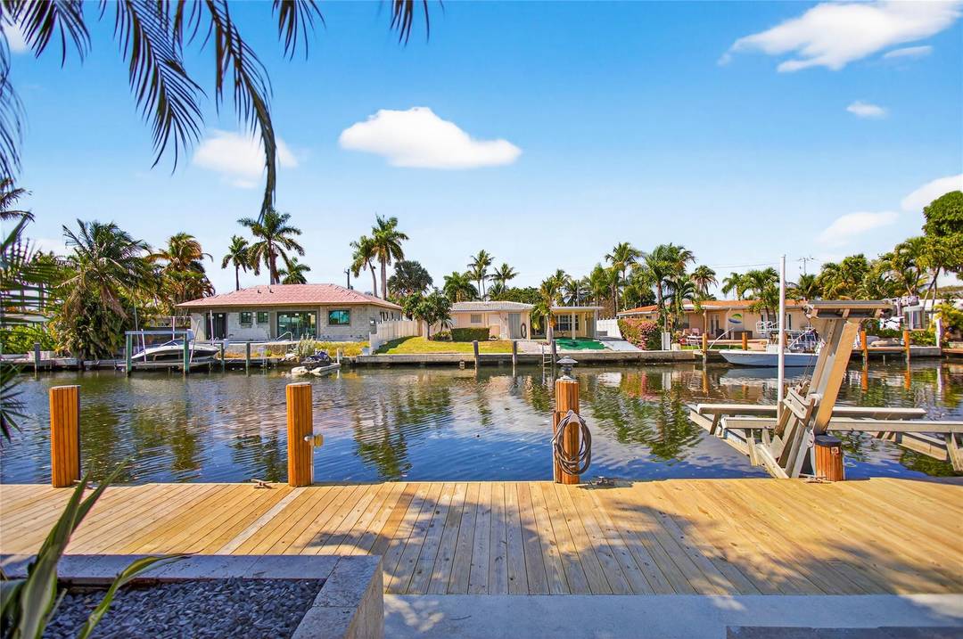 Welcome home to the beautiful boating community of Cypress Harbor !