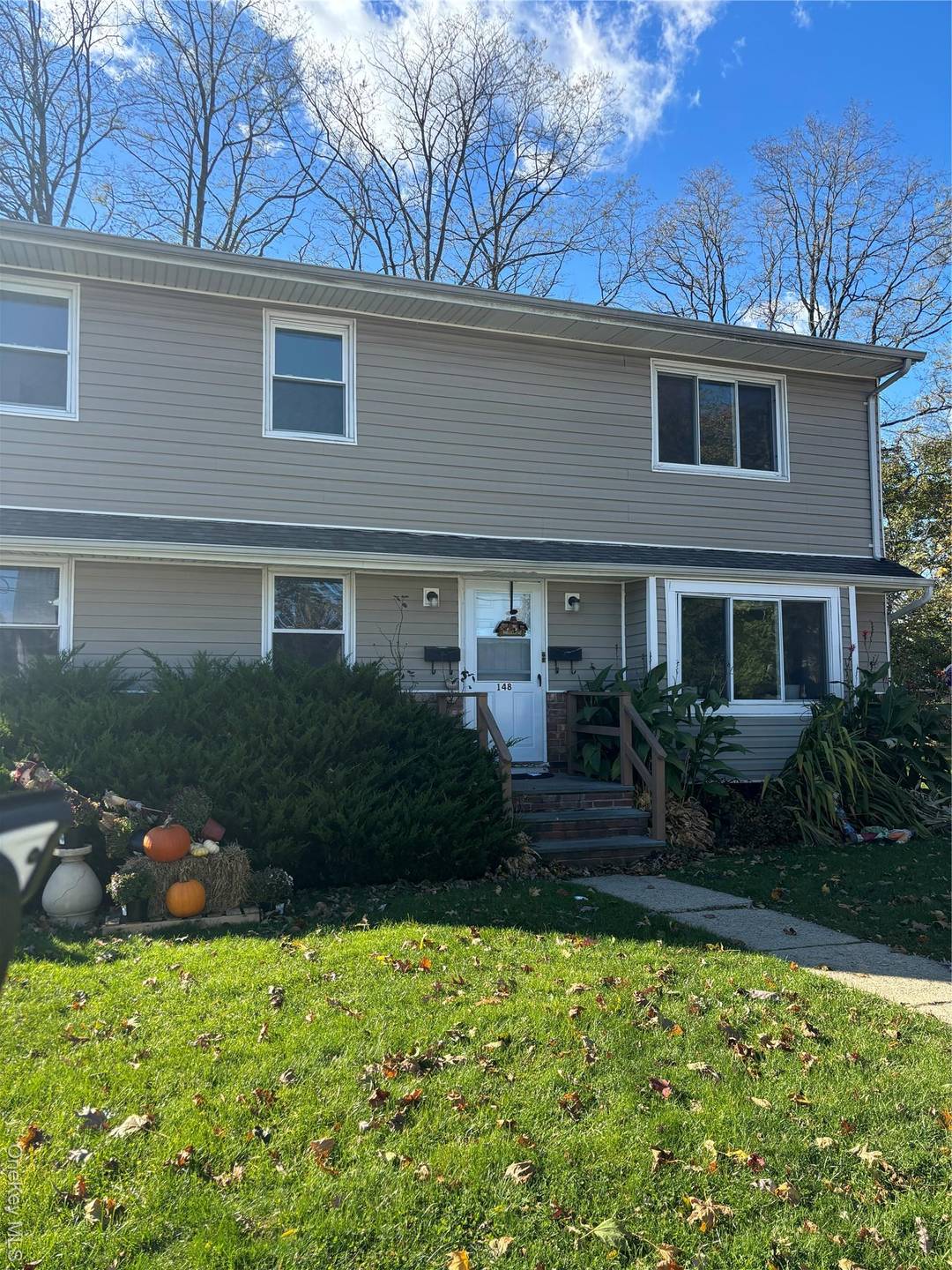 Very nice and clean 3 bedroom 2 nd floor apartment in 2 family building.