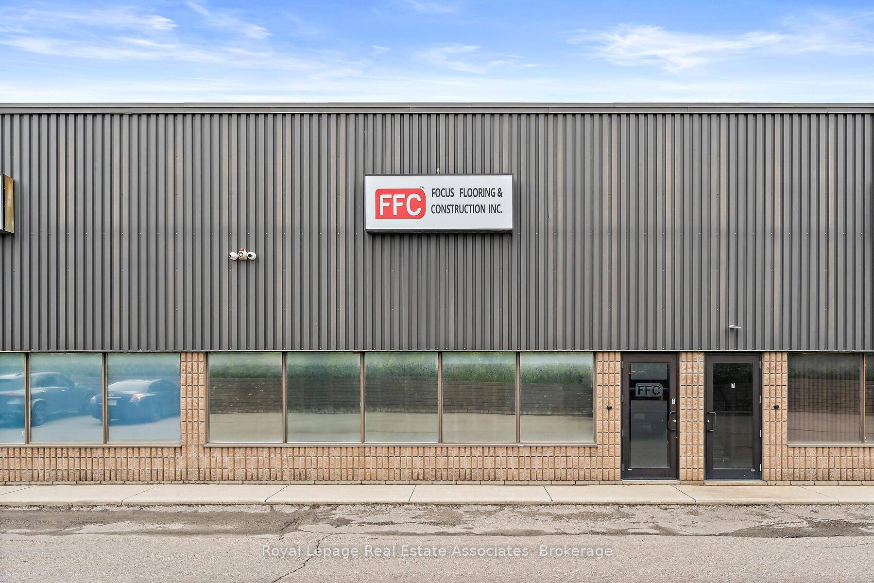 A truly rare find these days to find a well maintained condo industrial unit located in the heart of Georgetown for sale !