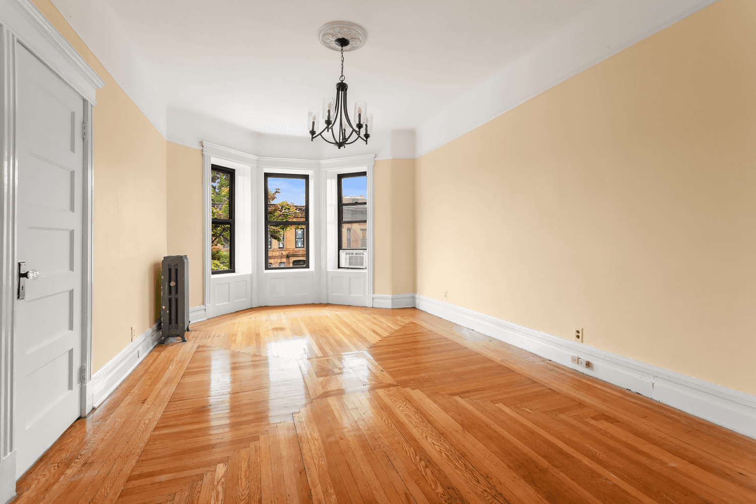 1000 SF Top Floor, Floor Thru 2 Bed Home in Handsome BrownstoneRarely available, this oversized two bedroom home is located in prime Bay Ridge in a gorgeous brownstone.