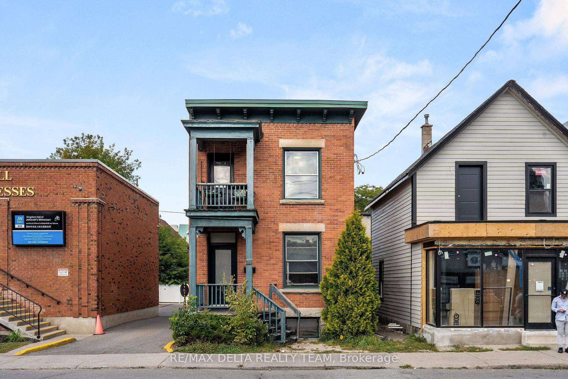 Attention Investors ! Prime Centre Town Opportunity Discover this detached 2 storey single family home located in the heart of Centre Town, offering exceptional investment potential.