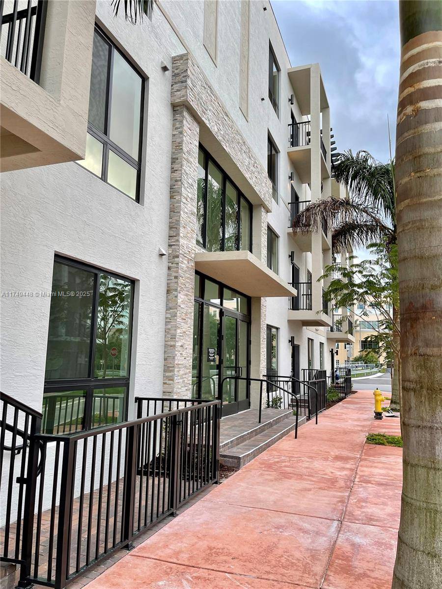 Enjoy this beautiful unit in Urbana at Downtown Doral, with 2 Bedrooms and 2 1 bathrooms.