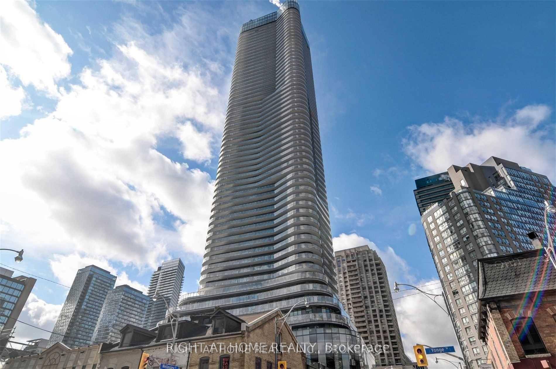 Immaculate, 2 Bedroom, 2 Bath In The Luxury Condo Wellesley On The Park.