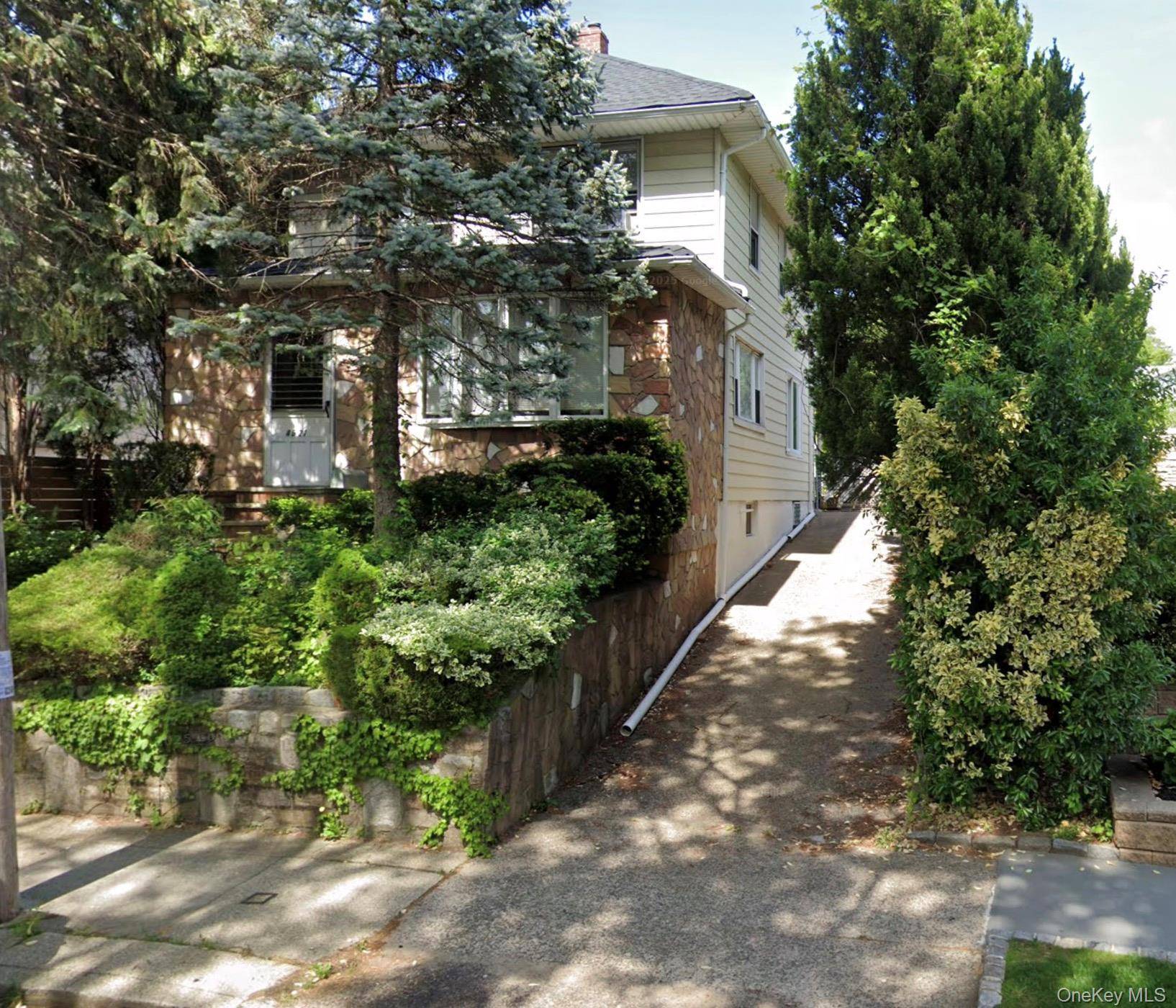 Charming detached home on a 4, 264 SF lot in a prime location !