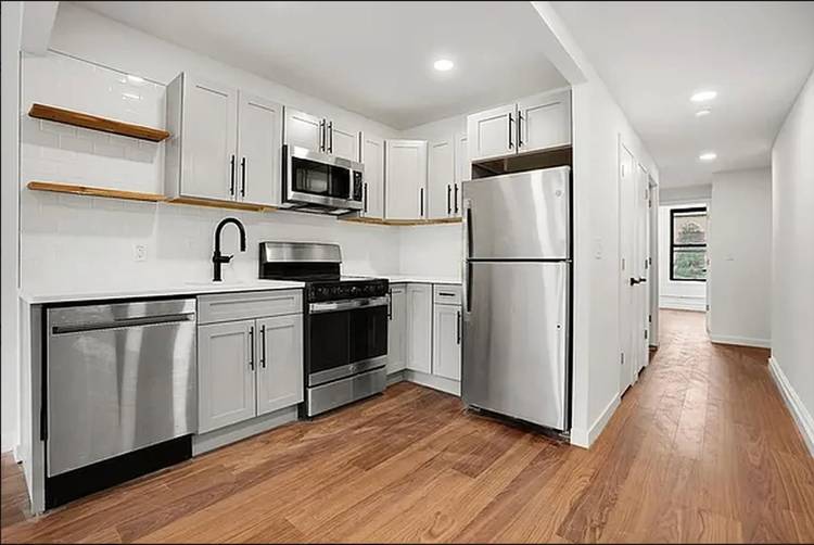 Prime Columbia Waterfront District 3 bedroom 2 bathroom apartment.
