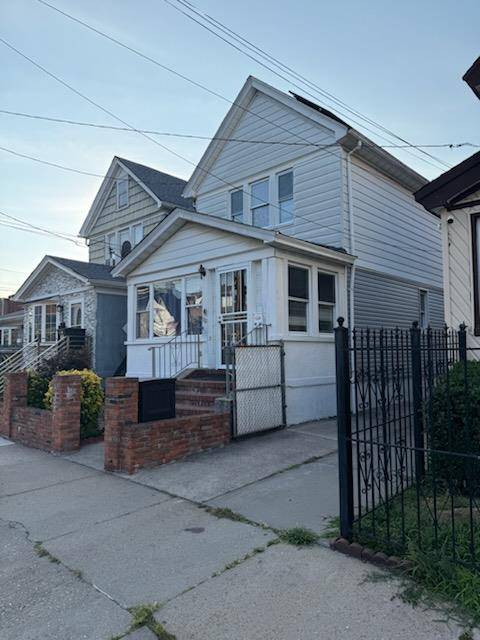 Welcome to this beautifully maintained single family home, perfect for a large family !