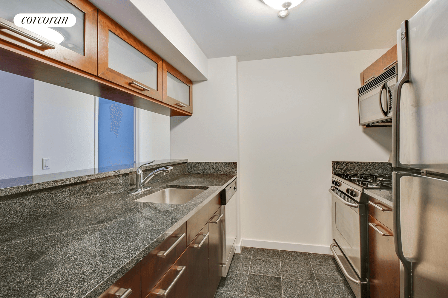 Beautiful 1 Bedroom in full service condominium !