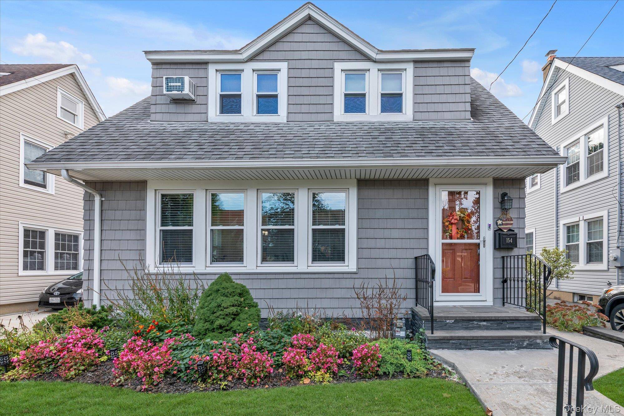 Inviting Colonial in the Herrick's School District.